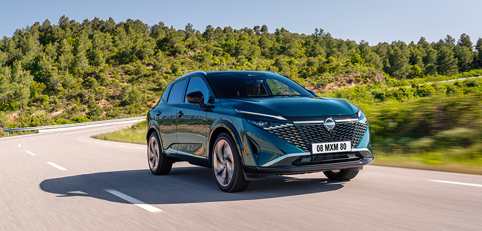 Nissan-Qashqai25_3-4_face-on-road epower